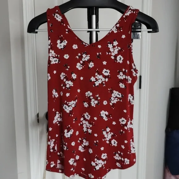 Red tanktop - Picture 10 of 11